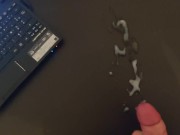 Je me masturbe devant un film porno pour vous faire plaisir