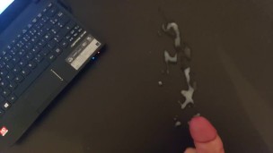 Je me masturbe devant un film porno pour vous faire plaisir