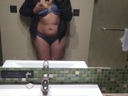 Preparándome antes de bañarme