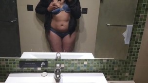 Preparándome antes de bañarme