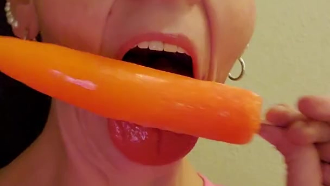 CHUBBY THICK MILF GILF AMATEUR PORN STAR HOUSEWIFE HUMPINHANNAH GIVES  POPSICLE A PROPER BLOWJOB