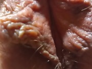 Она шевелит своим клитором очень крупным планом! 1/16