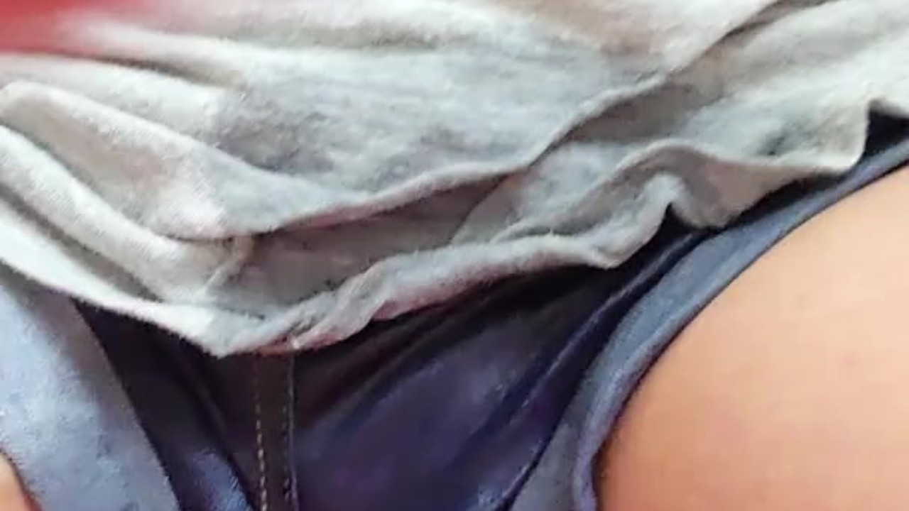 Molhando meu shortinho e tocando uma siririca enquanto meu marido cochila - Vídeo de sexo grátis - RedTube