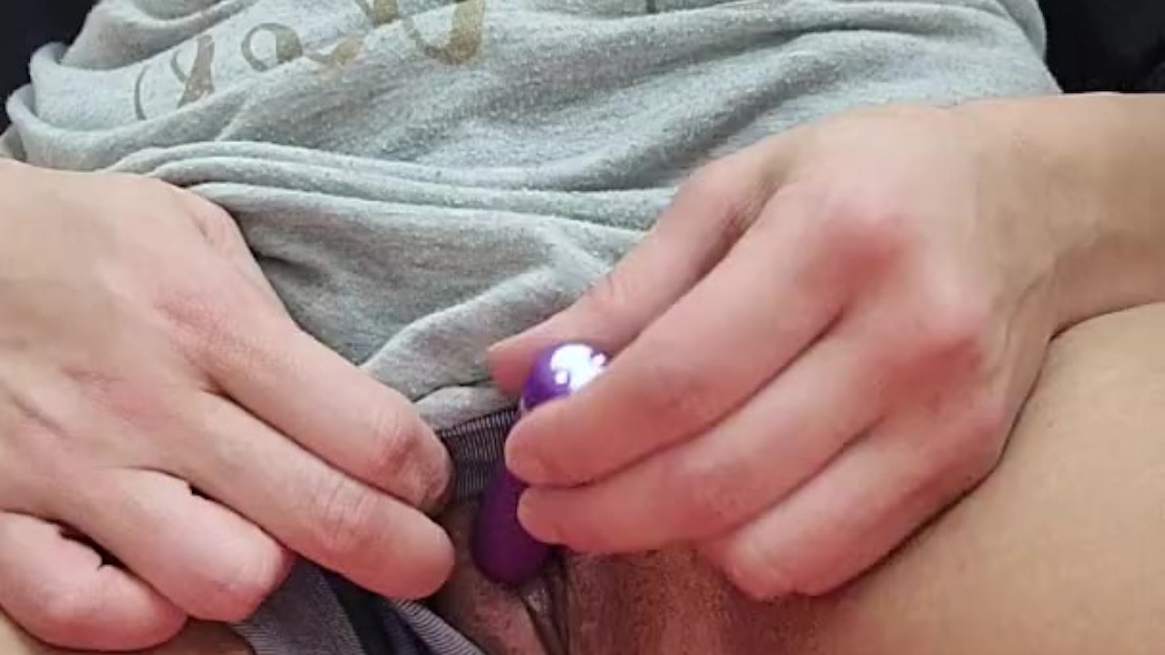 Molhando meu shortinho e tocando uma siririca enquanto meu marido cochila - Vídeo de sexo grátis - RedTube