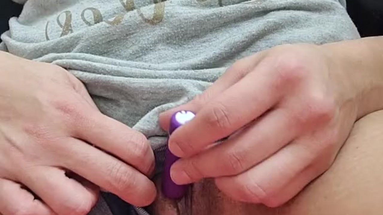 Molhando meu shortinho e tocando uma siririca enquanto meu marido cochila - Vídeo de sexo grátis - RedTube