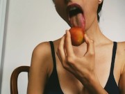 Comiendo un durazno jugoso y mostrando mis venas del cuello 1/16