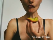 Comiendo un durazno jugoso y mostrando mis venas del cuello 11/16