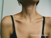 Comiendo un durazno jugoso y mostrando mis venas del cuello 12/16