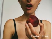 Comiendo un durazno jugoso y mostrando mis venas del cuello 14/16