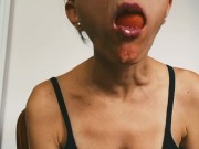 Comiendo un durazno jugoso y mostrando mis venas del cuello 6/16