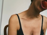 Comiendo un durazno jugoso y mostrando mis venas del cuello 7/16