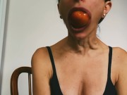 Comiendo un durazno jugoso y mostrando mis venas del cuello 8/16