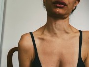 Comiendo un durazno jugoso y mostrando mis venas del cuello 9/16