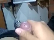 Hombre grande se masturba