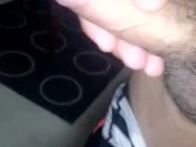 Se hace la paja mirando porno