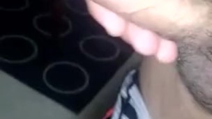 Se hace la paja mirando porno