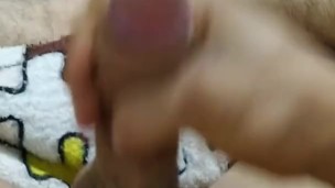 Jovencito mostrando sus pies y juega con su verga