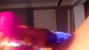 Sexi babe experimenta um novo brinquedo pela primeira vez!