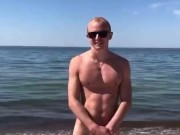 Девушка уговорила за деньги показать свой член и потанцевать голой на пляже - Screenshot 14 of 16 - Guy
