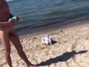 Девушка уговорила за деньги показать свой член и потанцевать голой на пляже - Screenshot 16 of 16 - HD