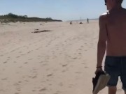 Девушка уговорила за деньги показать свой член и потанцевать голой на пляже - Screenshot 4 of 16 - Guy