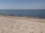 Девушка уговорила за деньги показать свой член и потанцевать голой на пляже - Screenshot 9 of 16 - Guy
