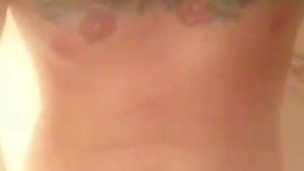 Chico tatuado en la ducha.