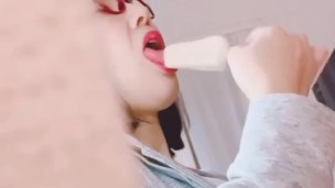 変態で淫乱人妻が美味しそうにおちんぽの様にアイスを舐めているのを盗撮 フェラ 唾液 口内射精 Japanese amateur panties selfie voyeur