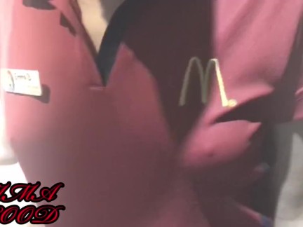 Lady Macdonals me da una buena Mac-Mamada en un baño publico y me la cojo