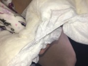 030 パンティをかぶせ、おもらししたおむつを巻き付けてオナニー！ - Screenshot 12 of 16 - Kink