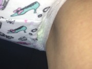 030 パンティをかぶせ、おもらししたおむつを巻き付けてオナニー！ - Screenshot 2 of 16 - Kink