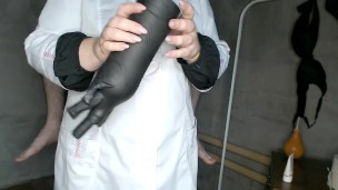 Enfermeira gordinha instruindo paciente (vagina artesanal para masturbação)