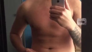 Hombre con covid solo piensa en masajear su vergota para sentirse mejor. Hombre solitario. Tatuado.