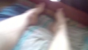 Артем кайфует сосет сам себе дрочит ногами лижет ноги на стриме self suck autofellatio self footjob
