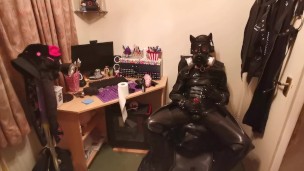 latex pig uses ass sweat as gasmask filters and edges to a ruined orgasm