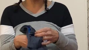 nada de caras nus mas estou lavando roupa, quem quer comprar minha calcinha antes de lavá-las?