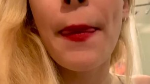 Gentle Giantess applies Lipstick