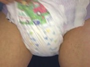 032 おむつを6枚履いておしっこ♡おむつにパンティをかぶせてオナニー