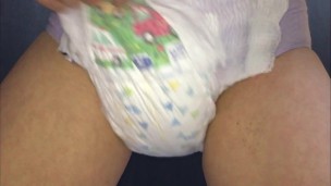 032 おむつを6枚履いておしっこ♡おむつにパンティをかぶせてオナニー