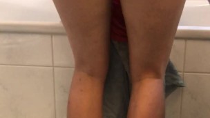 amateur Hausfrau doggystyle am Haare waschen.. Pussy Close up. Fotze von nah.