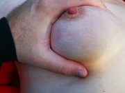 Leg dich hin mach dein Shirt hoch ich will deine Brüste behandeln 10/16