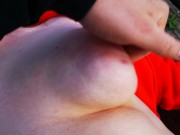 Leg dich hin mach dein Shirt hoch ich will deine Brüste behandeln 13/16