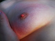 Leg dich hin mach dein Shirt hoch ich will deine Brüste behandeln 14/16