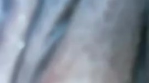 Mujer sexy se masturba en el baño público!