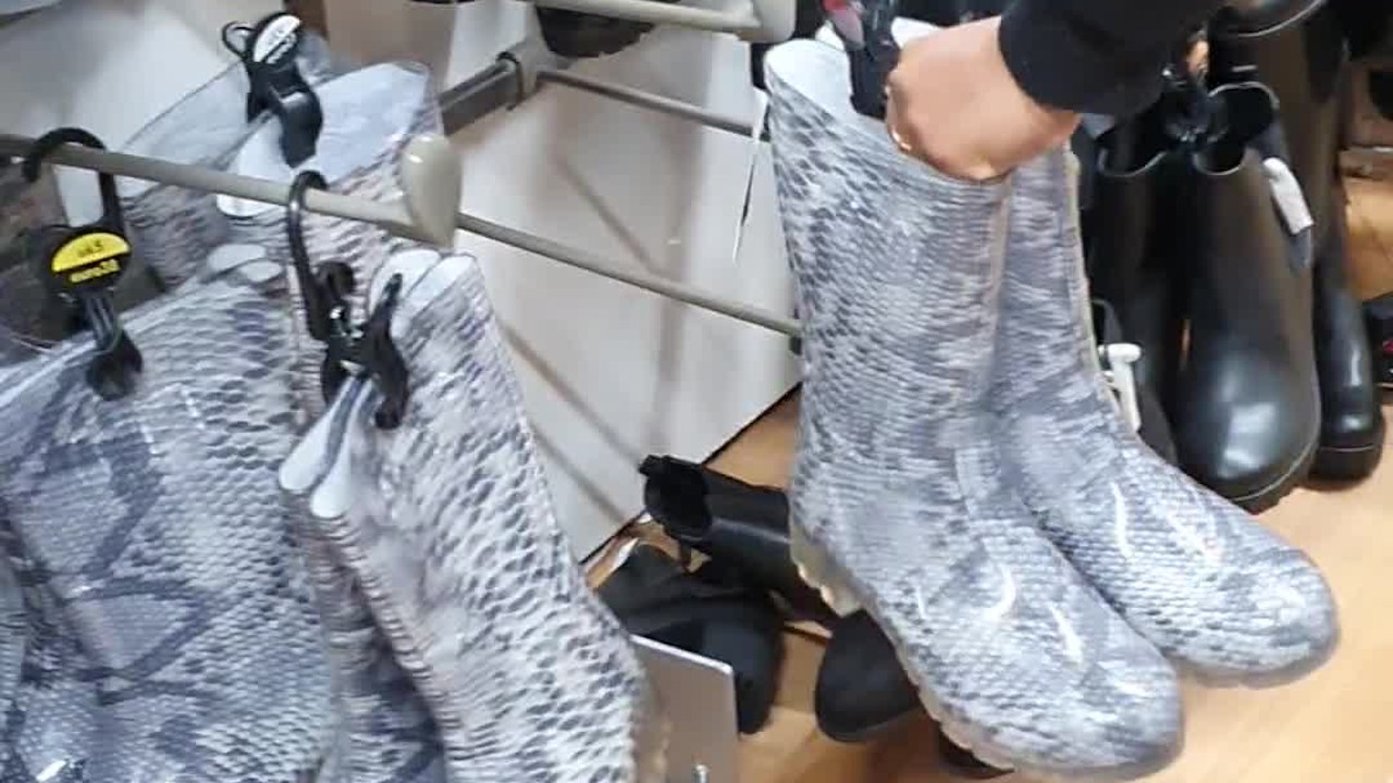 Candid Seethrough Leggings of Latina Babe in Shopping Mall Best Cameltoe and Booty POV - RedTube