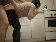 ТРАХАЮ КРАСАВИЦУ ЖЕНУ ПОКА ОН  15/16