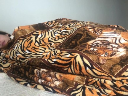Acordei sentindo a rola dura do safado na minha bunda, já meteu gostoso na minha buceta e gozou