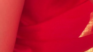 Echte amateur Hausfrau bei der Gartenarbeit im Rock. Was trägt sie darunter? Upskirt / ohne Höschen