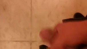 Hombre caliente se da placer un rato 