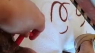 Se masturba sola hasta el final